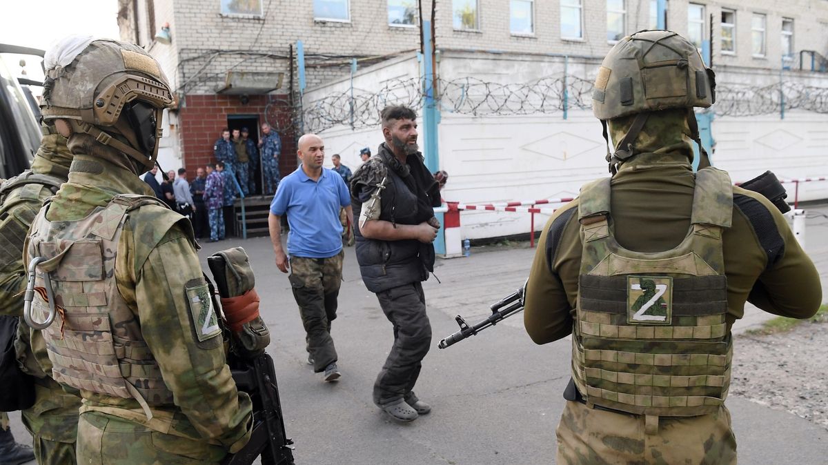 Ne zastřelit, ale oběsit, žádá ruské velvyslanectví pro obránce Mariupolu